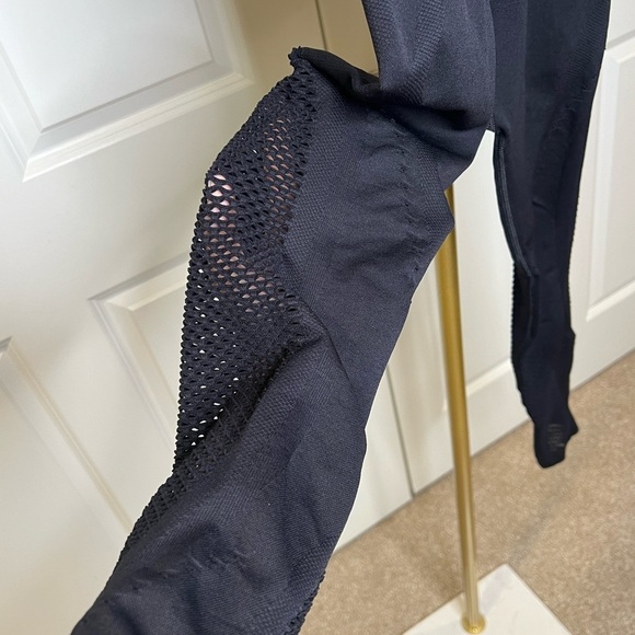 Athelta black seamless perforated mesh fitted leggings ribbed band - Picture 6 of 11